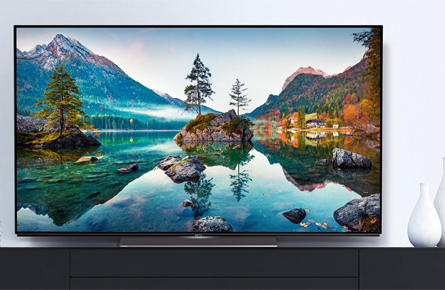 Fernseher auf modernem Sideboard