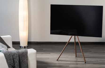 Brauner Fernsehständer in Wohnzimmer