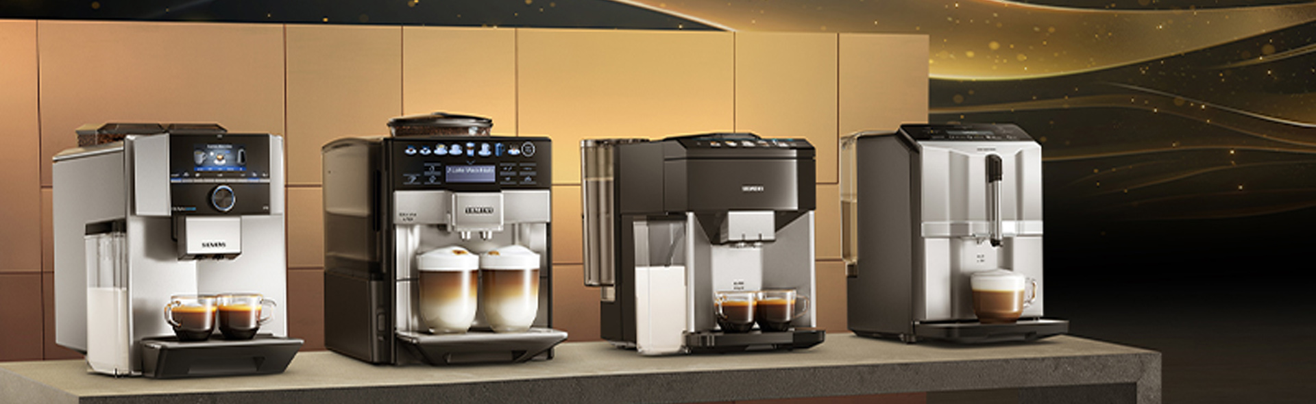 Vier unterschiedliche Kaffeemaschinen auf einer Theke