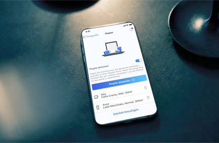 Handy mit App für eine Kaffeemaschine