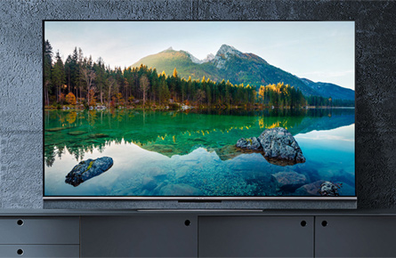 Fernseher vor schwarzer Wand