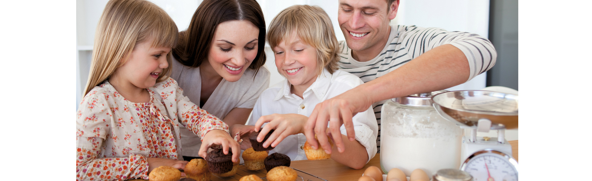 Familie backt Muffins