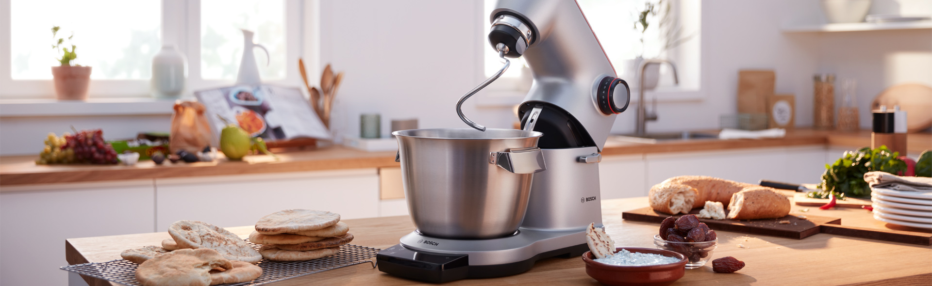 Küchenmaschine mit verschiedenen Broten in einer Küche