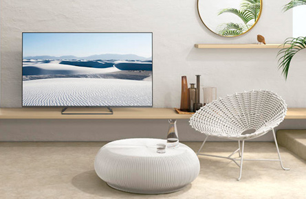 Fernseher in hellem Wohnzimmer