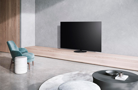 Fernseher auf hölzernem Sideboard