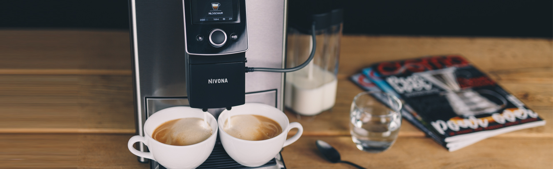 Kaffeemaschine mit zwei vollen Tassen