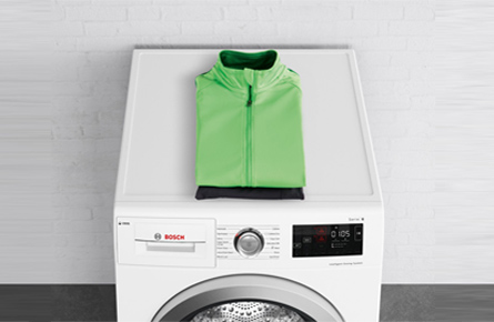 gefaltete Jacke auf einer Waschmaschine