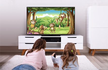Zwei Kinder gucken einen Zeichentrickfilm