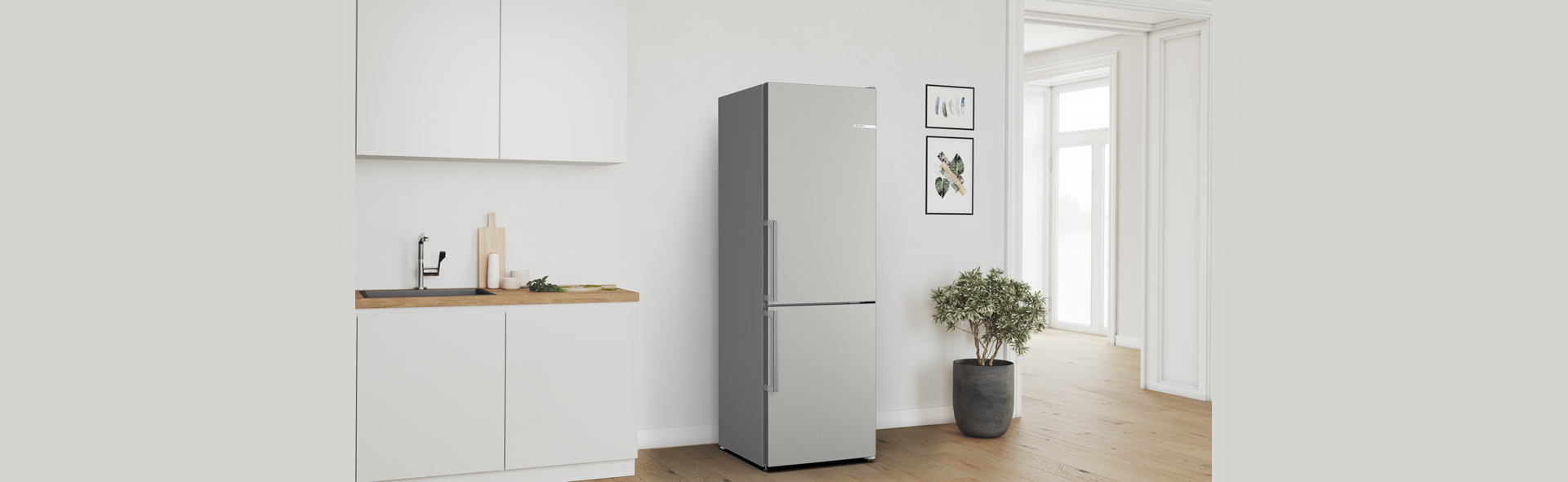 Kühlschrank in weißem Zimmer