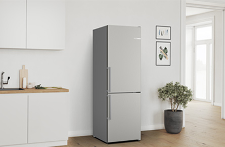 Kühlschrank in weißem Zimmer