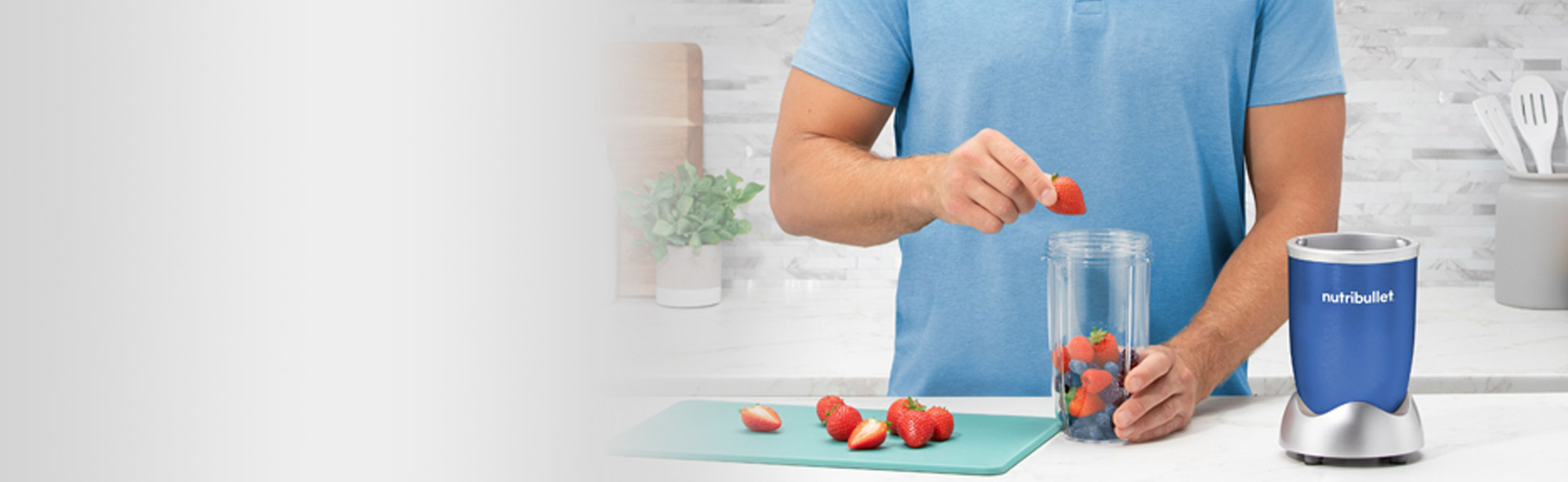 Mann mixt Früchte in einem Mixer