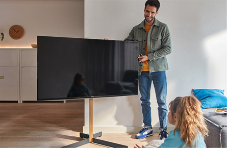 Kind sitzt vor einem Fernseher mit TV-Standfuß