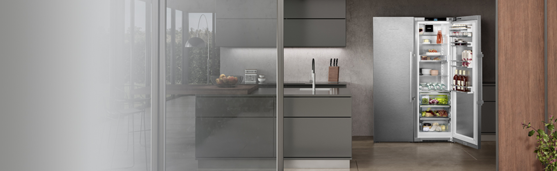 Offener Kühlschrank in moderner Küche