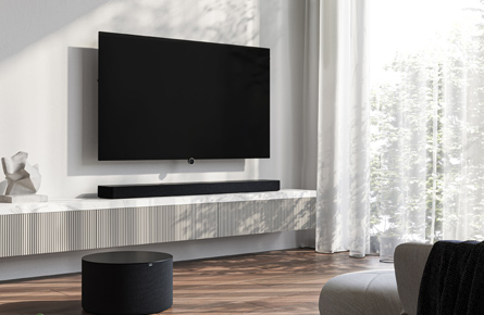 Fernseher in hellem Wohnzimmer