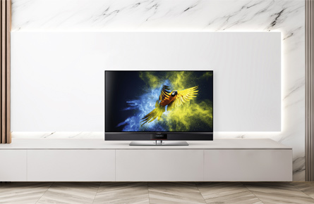 Fernseher auf weißem Sideboard