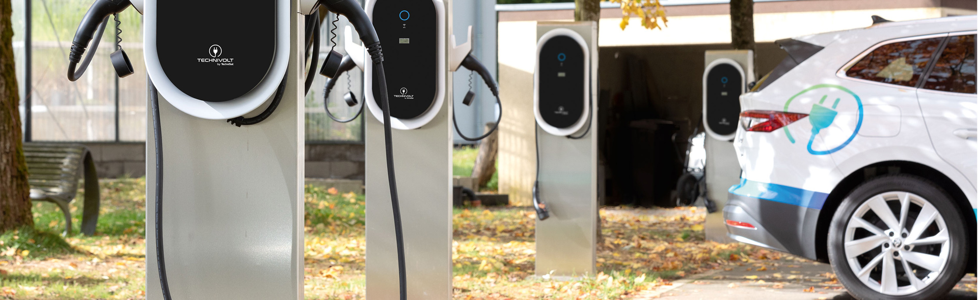 Auto steht an Elektroautoladesäulen