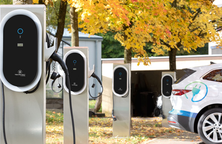 Auto steht an Elektroautoladesäulen