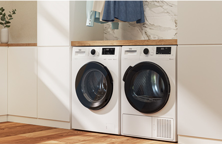 Waschmaschine und Trockner in hellem Zimmer