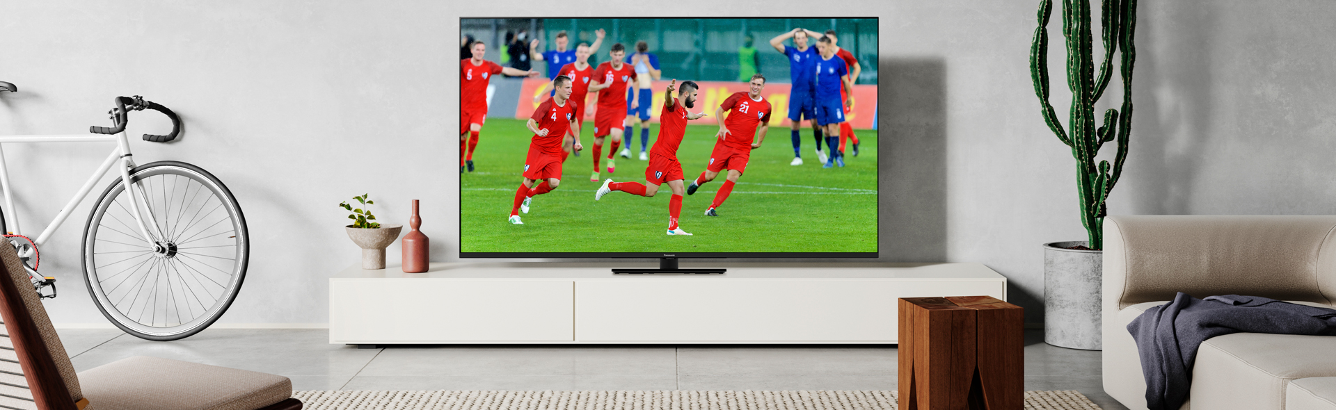 Fernseher mit Fußball in hellem Zimmer