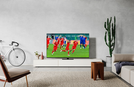 Fernseher mit Fußball in hellem Zimmer