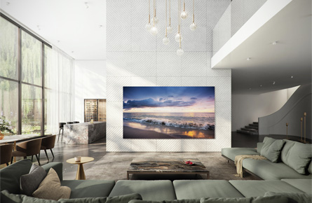 Großer Fernseher an einer Wand in modernem Wohnzimmer