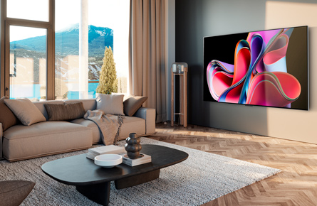 Fernseher in hellem Wohnzimmer mit Meerblick