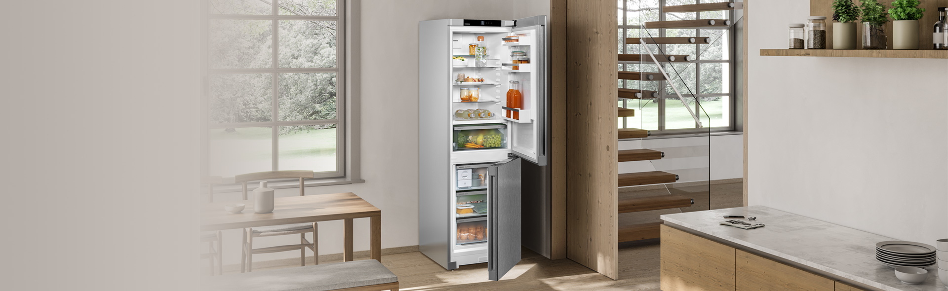 geöffneter Kühlschrank von vorne