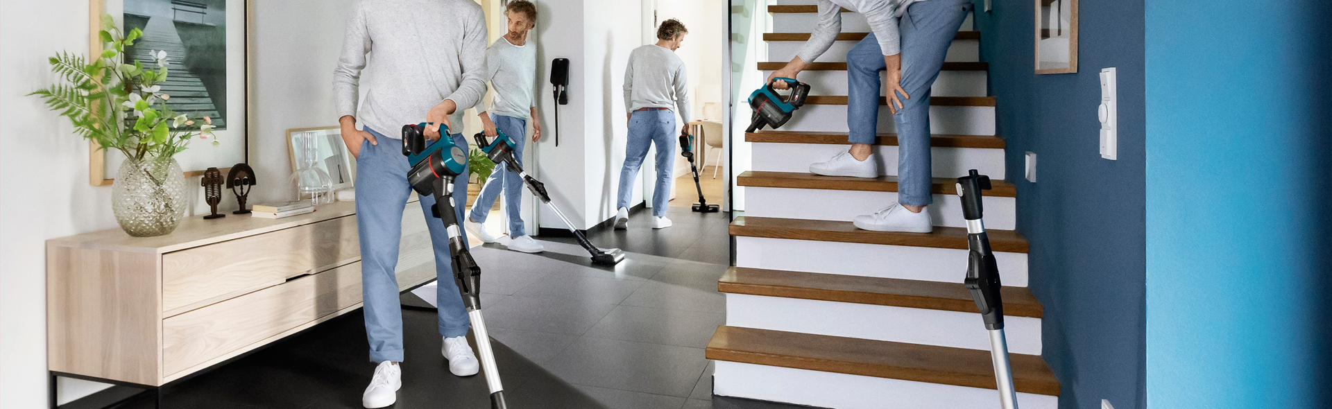 Mann nutzt einen Staubsauger mit unterschiedlichen Aufsätzen an unterschiedlichen Orten