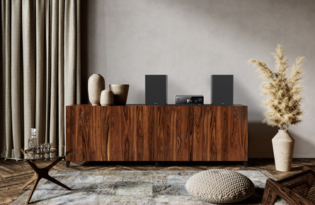 Soundanlage auf Sideboard