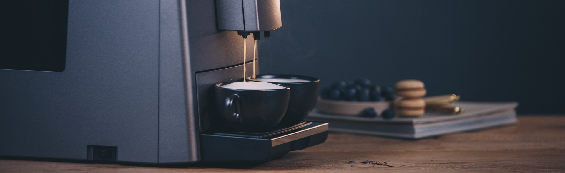 Kaffeemaschine mit zwei vollen Tassen