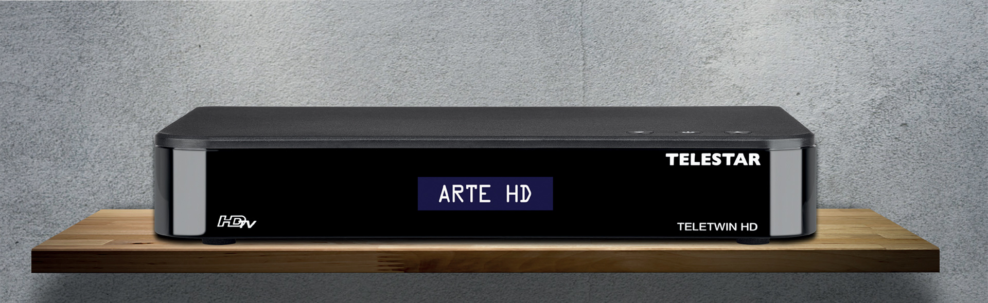 Sat-Receiver auf einem Regal