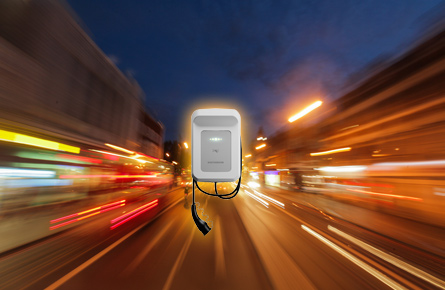 Autoladestation mit einer Straße im Hintergrund