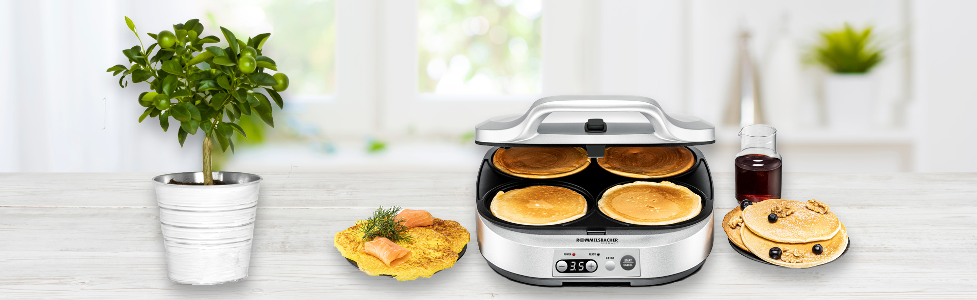 Pancakemaker neben Teller mit Zutaten