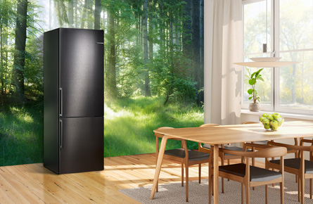 Schwarzer Kühlschrank in hellem Raum