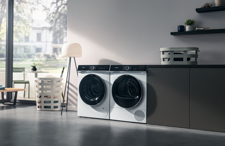 Wäschetrockner in hellem Zimmer