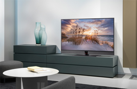 Fernseher auf modernem Sideboard