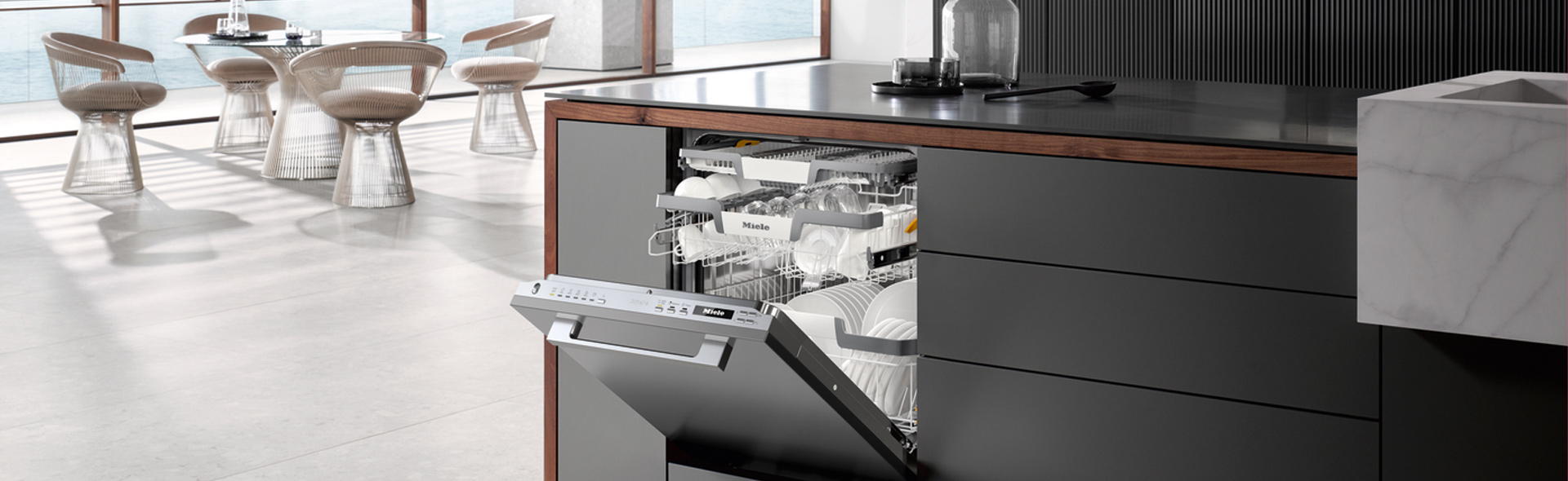 geöffnete Spülmaschine in modernem Zimmer