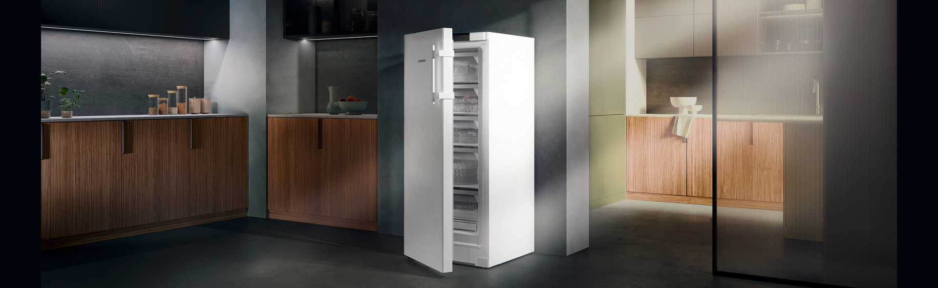 geöffneter Kühlschrank in dunklem Raum