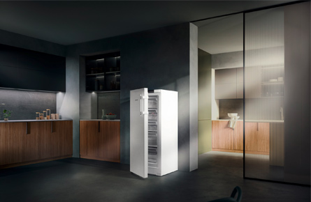 geöffneter Kühlschrank in dunklem Raum