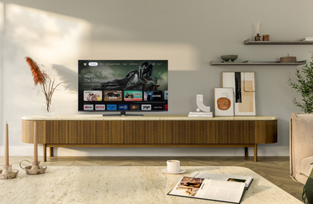 Smart TV auf modernem Sideboard