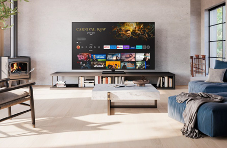 Smart TV in gemütlichem Wohnzimmer