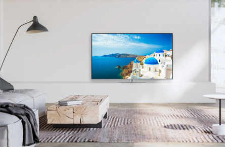 Fernseher in hellem Zimmer