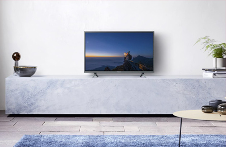 Fernseher auf modernem Sideboard