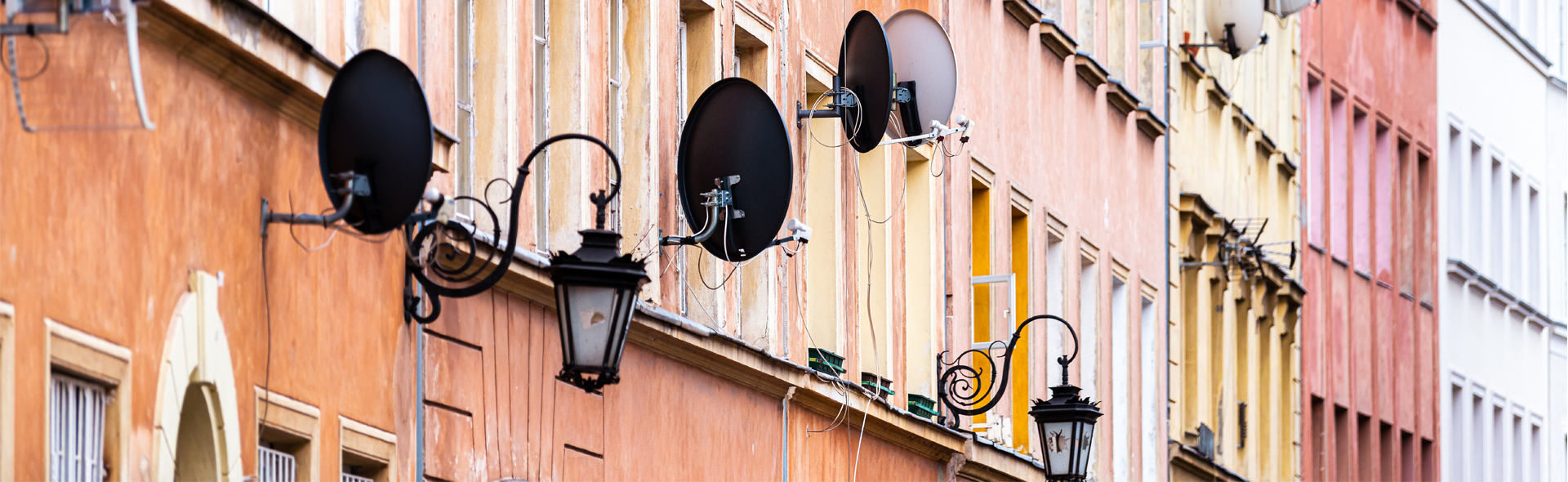 Meherere Satellitenschüsseln an Hauswand