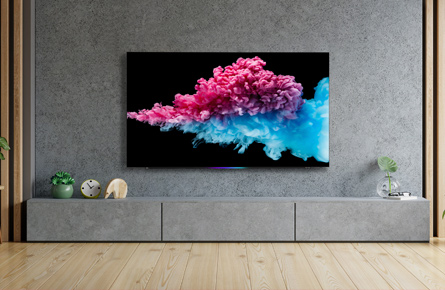 Fernseher auf Sideboard im Wohnzimmer