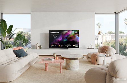 Panasonic Fernseher in hellem, modern eingerichtetem Wohnzimmer.