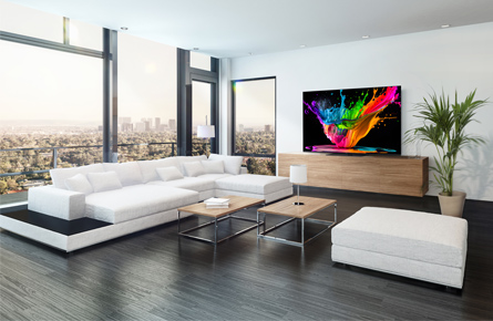 Farbenspiel auf Fernsehgerät in modernem Wohnzimmer. Blick durchs Fenster geht auf den Centalpatk New York.