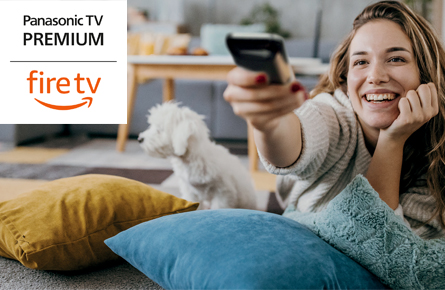 Frau nutzt Fernbedienung neben einem Logo mit der Aufschrift PanasonicTV Premium firetv