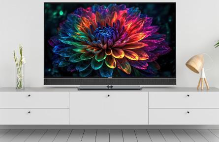 Fernseher auf weißem Sideboard