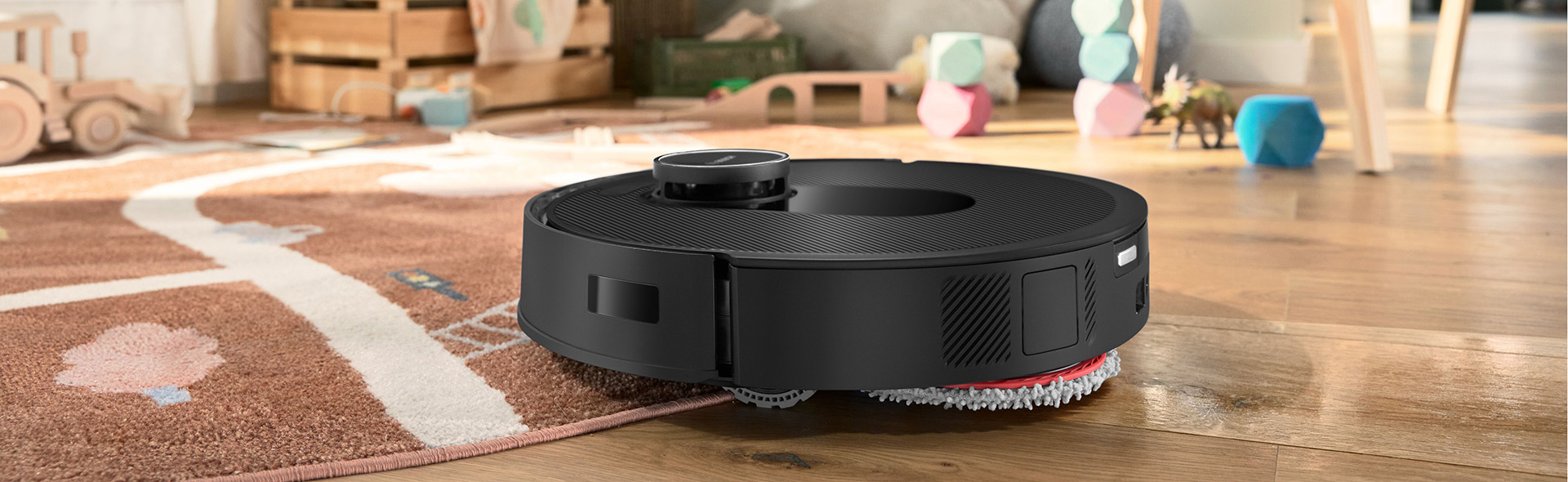 Staubsaugroboter fährt über Teppich in Kinderzimmer